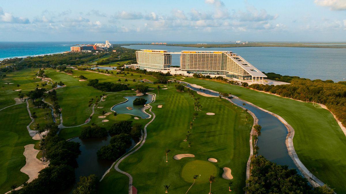 Relaxed, casual comfort awaits in Cancun - background banner
